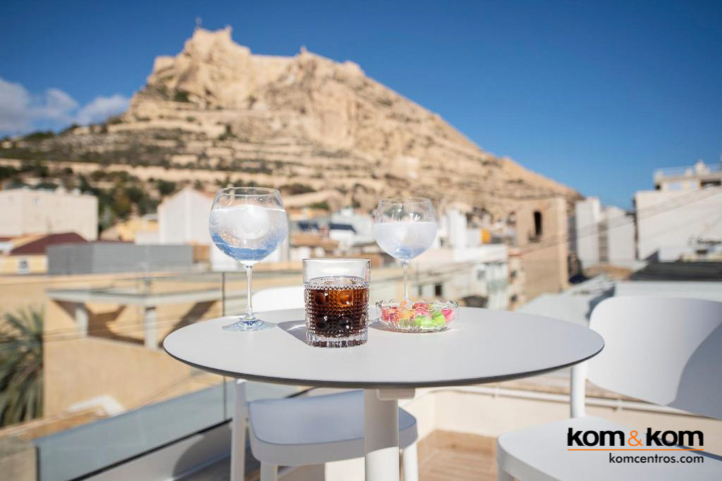 Vistas del castillo de Santa B&aacute;rbara de Alicante desde la terraza en la azotea del Bar Highbar del Hotel Odissey Room.